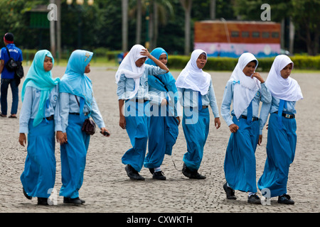 Gruppe von muslimischen Schülerinnen am Merdeka Square in Jakarta, Indonesien Stockfoto