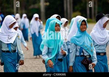 Gruppe von muslimischen Schülerinnen am Merdeka Square in Jakarta, Indonesien Stockfoto