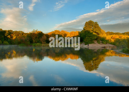 Wunderschöne Herbstlandschaft mit gelben Bäumen Spiegelung im Wasser Stockfoto