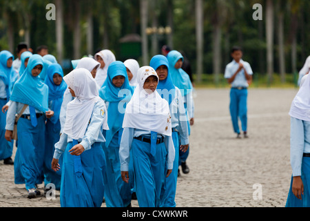 Gruppe von muslimischen Schülerinnen am Merdeka Square in Jakarta, Indonesien Stockfoto