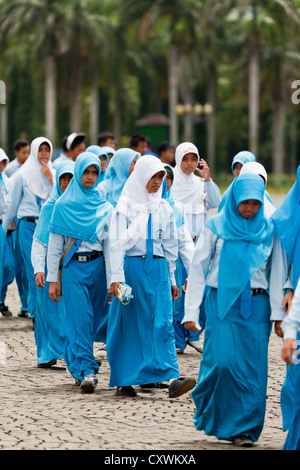 Gruppe von muslimischen Schülerinnen am Merdeka Square in Jakarta, Indonesien Stockfoto