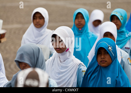 Gruppe von muslimischen Schülerinnen am Merdeka Square in Jakarta, Indonesien Stockfoto