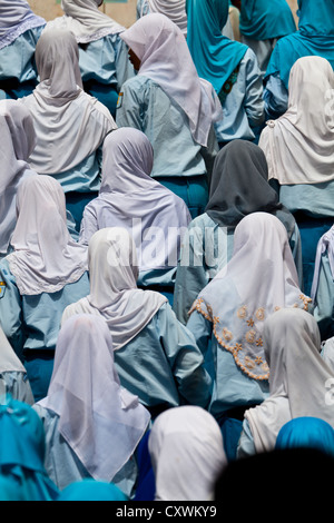 Gruppe von muslimischen Schülerinnen am Merdeka Square in Jakarta, Indonesien Stockfoto