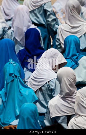 Gruppe von muslimischen Schülerinnen am Merdeka Square in Jakarta, Indonesien Stockfoto