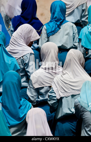 Gruppe von muslimischen Schülerinnen am Merdeka Square in Jakarta, Indonesien Stockfoto