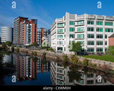 Moderne Architektur entlang Fluss Aire Uferpromenade gegenüber Bahnhof Leeds, Leeds, West Yorkshire, England, Vereinigtes Königreich Stockfoto