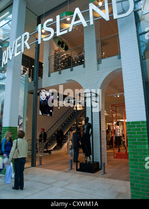 Innenraum des Westfield Shopping Centre zeigt Flussinsel, Shepherds Bush, London Borough of Hammersmith und Fulham. Stockfoto