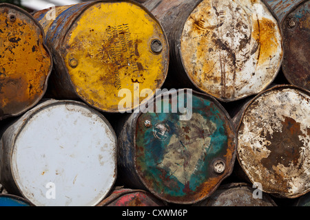 Alten rostigen Fässern in den Hafen Sunda Kelapa in Jakarta, Indonesien Stockfoto