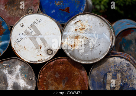 Alten rostigen Fässern in den Hafen Sunda Kelapa in Jakarta, Indonesien Stockfoto