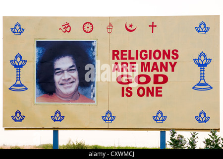 Religionen sind viele, Gott ist ein Zeichen. Sathya Sai Baba. Puttaparthi, Andhra Pradesh, Indien Stockfoto