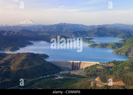 Luftaufnahme von Shasta Lake Shasta Dam und Mt. Shasta, Nord-Kalifornien. Stockfoto