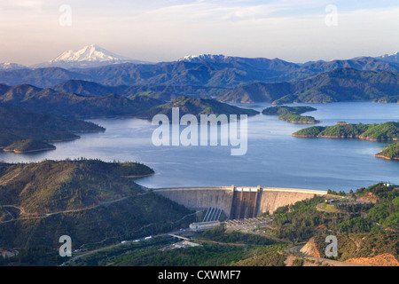 Luftaufnahme von Shasta Lake Shasta Dam und Mt. Shasta, Nord-Kalifornien. Stockfoto