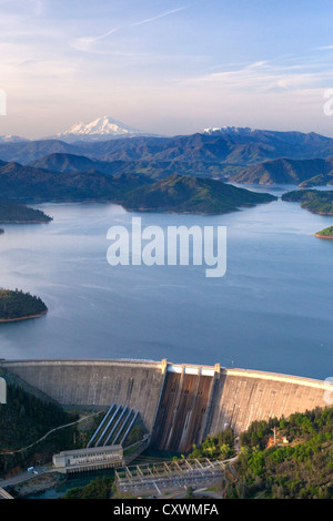 Luftaufnahme von Shasta Lake Shasta Dam und Mt. Shasta, Nord-Kalifornien. Stockfoto