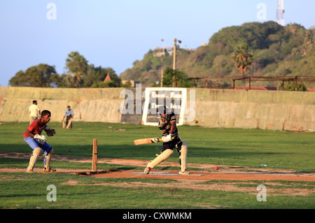 Sri Lankan Kricketspieler üben für eine wettbewerbsfähige Cricket-Match, Trincomalee, Sri Lanka. Stockfoto