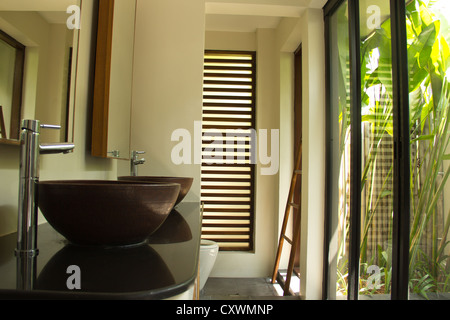 Das Badezimmer hat eine schöne Layout und die Verwendung Stockfoto