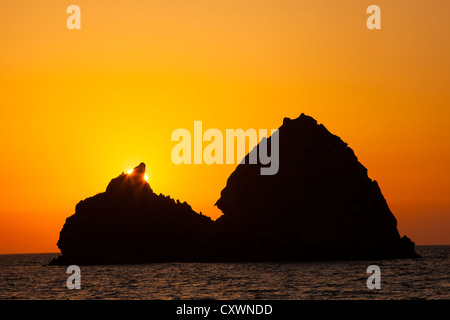 Sonnenuntergang über Felsen aus Myrina Lemnos, Griechenland. Stockfoto