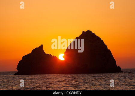 Sonnenuntergang über Felsen aus Myrina Lemnos, Griechenland. Stockfoto