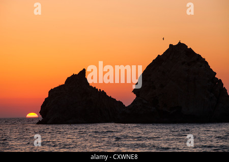 Sonnenuntergang über Felsen aus Myrina Lemnos, Griechenland. Stockfoto