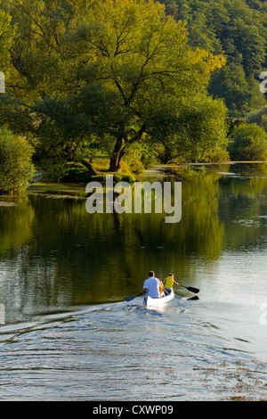 Familie Bootsfahrten auf dem Fluss mit dem Kanu. Stockfoto