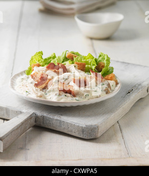 Teller mit Hähnchen-Speck-Caesar-Salat Stockfoto