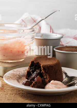 Teller mit Kirsche Schokoladendessert Stockfoto