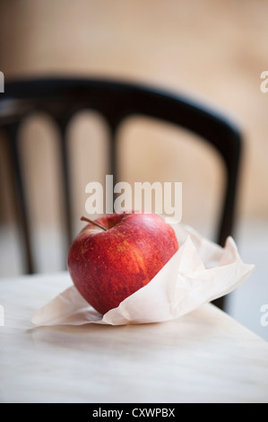 Nahaufnahme des Apfels in Papiertüte Stockfoto
