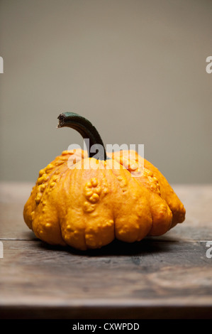 Nahaufnahme eines gelben Kürbis auf Tisch Stockfoto