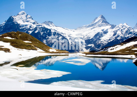 Schneelandschaft im noch See widerspiegelt Stockfoto