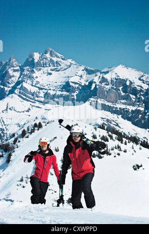 Skifahrer, die verschneiten Berg klettern Stockfoto