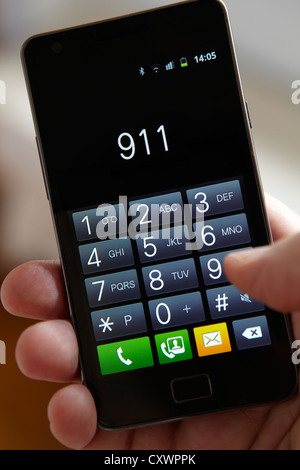 Nahaufnahme von Hand wählen 911 auf Touchscreen-Handy Stockfoto