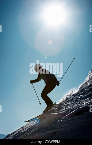 Ausrollen auf verschneiten Hang Skifahrer Stockfoto