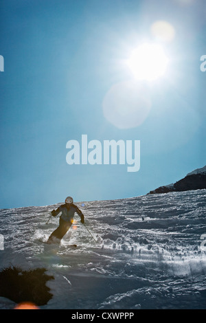 Ausrollen auf verschneiten Hang Skifahrer Stockfoto