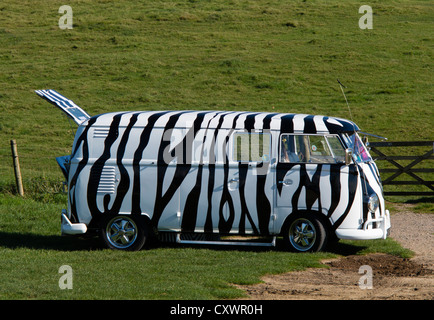 VW Campingbus mit Zebra-Streifen-Lackierung Stockfoto