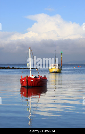 Kleine Boote verankert vor der Küste bei Morecambe bei Flut, Blick von der Promenade auf Morecambe Bay, Lancashire. Stockfoto