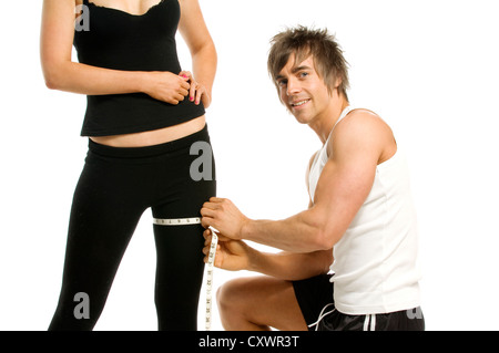 Männliche Gym Trainer Mess weiblich isoliert auf weißem Hintergrund Stockfoto