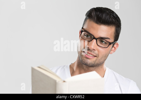 Lächelnd Mann Lesebuch Stockfoto
