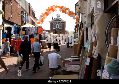 Einen anstrengenden shopping-Tag in Church Street, Tamworth, Staffordshire, England UK Stockfoto