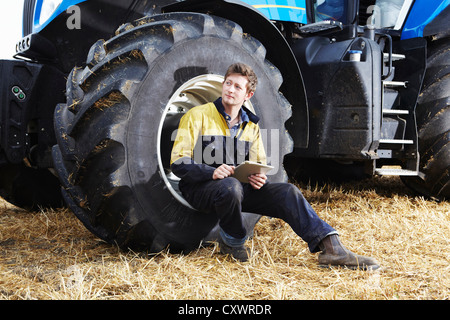 Landwirt mit Tablet-PC im freien Stockfoto