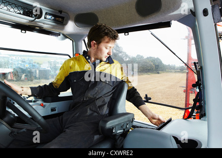 Landwirt treibende Traktor im Feld Stockfoto