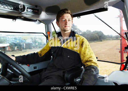 Landwirt treibende Traktor im Feld Stockfoto