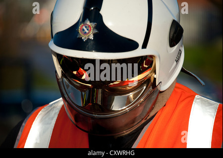 Feuerwehrmann Feuerwehrmann Helm mit reflektierenden Visier nach unten Watch Manager Rang Stockfoto