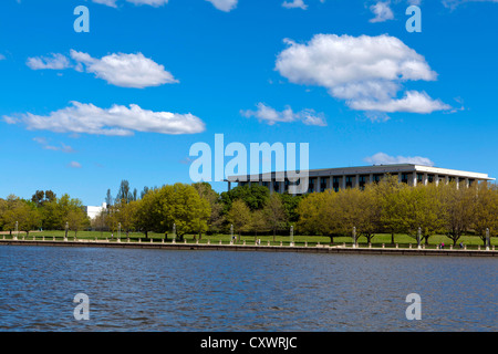 Blick auf die National Library of Australia vom Lake Burley Griffin, Canberra, Australien Stockfoto
