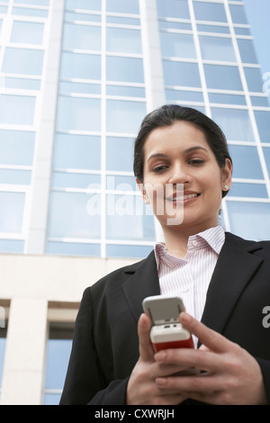 Geschäftsfrau mit Handy im freien