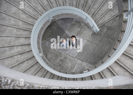 Geschäftsleute unter Wendeltreppe Stockfoto