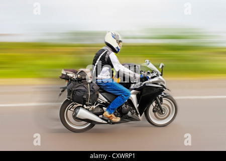 Tourende Motorradfahrer Beschleunigung um von den letzten Tour nach Hause kommen. Fehlschüsse Lage, Maharashtra, Indien Stockfoto