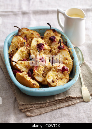 Gebackene Birne mit Streusel Stockfoto