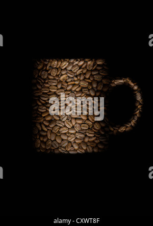 Kaffeebohnen in Form der Becher Stockfoto
