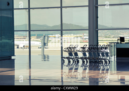 Hall von El Prat Flughafen Barcelona mit leeren Gepäck Trolleys Zeile warten Stockfoto