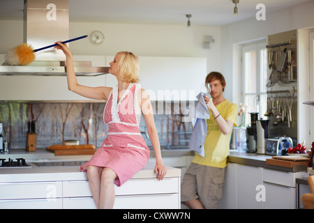 Paar Reinigung zusammen in der Küche Stockfoto