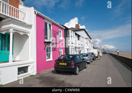 Aldeburgh direkt am Meer in Suffolk, England an einem sonnigen Tag mit einer großen Wolke über Reihenhäuser auf Cragg Weg. Stockfoto